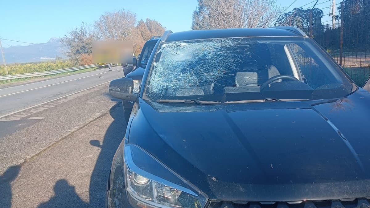 Incidente sulla Statale 106, investito ciclista: trasportato in codice rosso al Pronto Soccorso