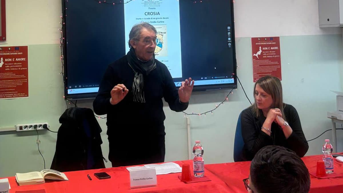 Carlino ammalia i ragazzi del Tecnico Economico e dello Scientifico con il suo saggio sull’antico Ducato di Crosia