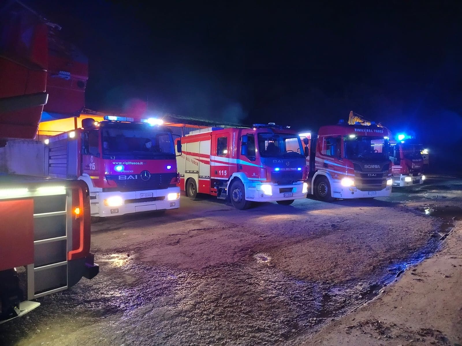 Megaincendio a Tarsia: in fiamme un capannone di rifiuti