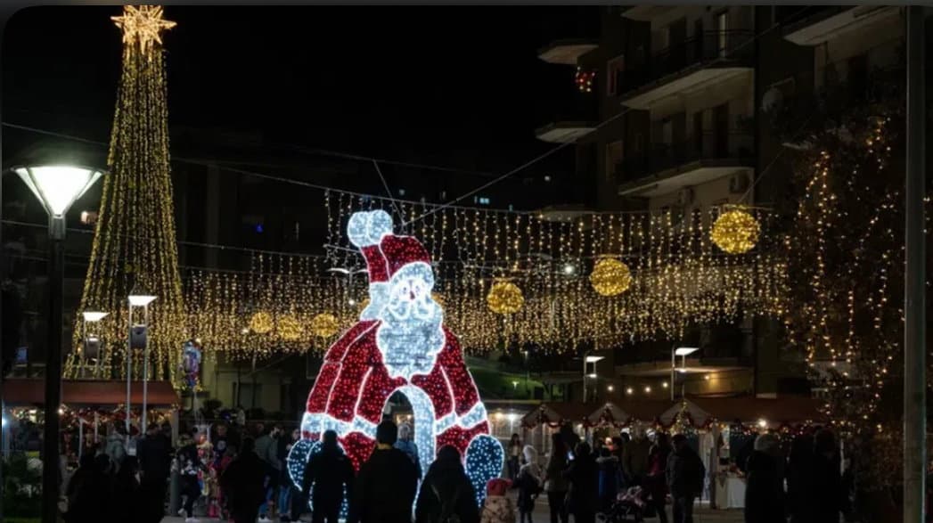Babbo Natale in Vespa e villaggio della festa: Rossano si accende di magia e motori