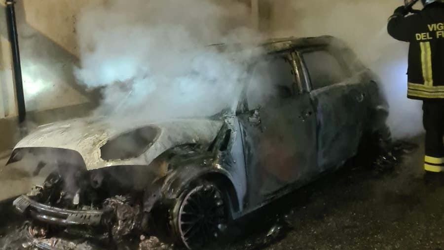 A fuoco un'auto a Trebisacce. I carabinieri evitano il peggio