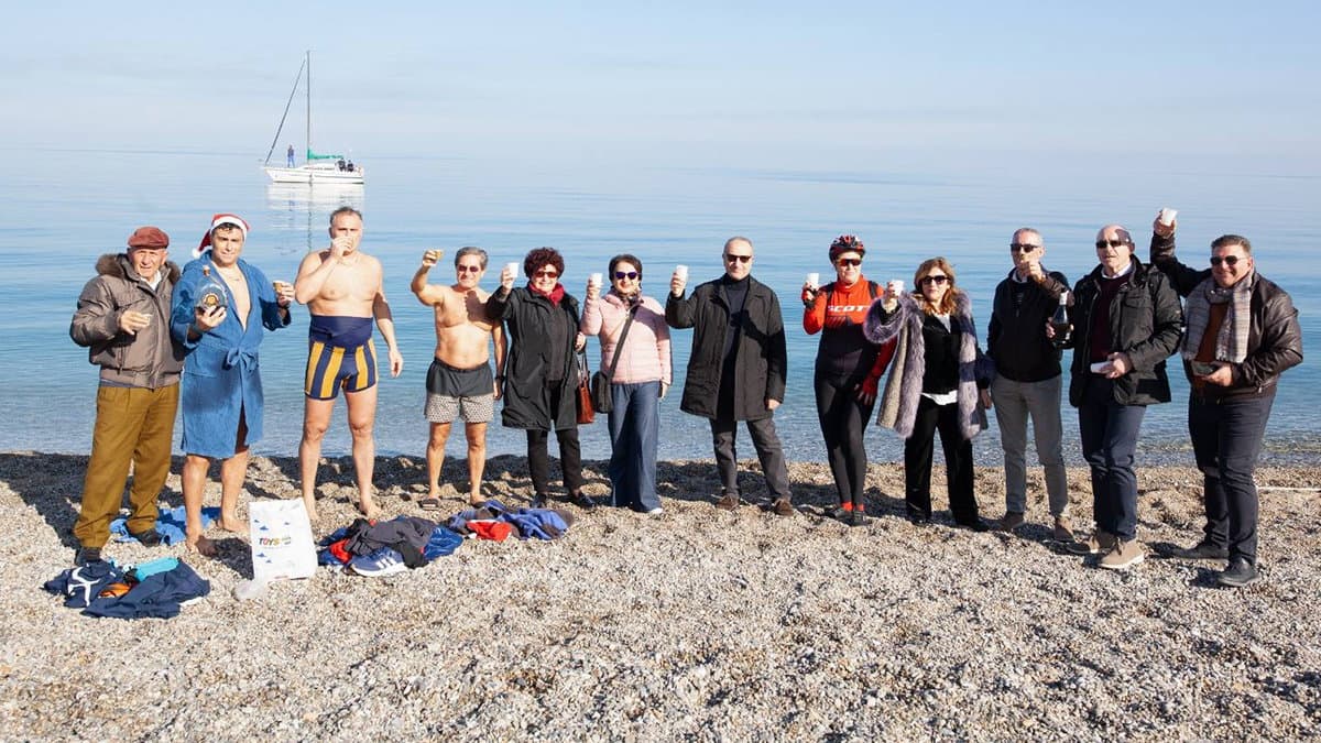 A Schiavonea torna il tradizionale “Bagno di Capodanno”
