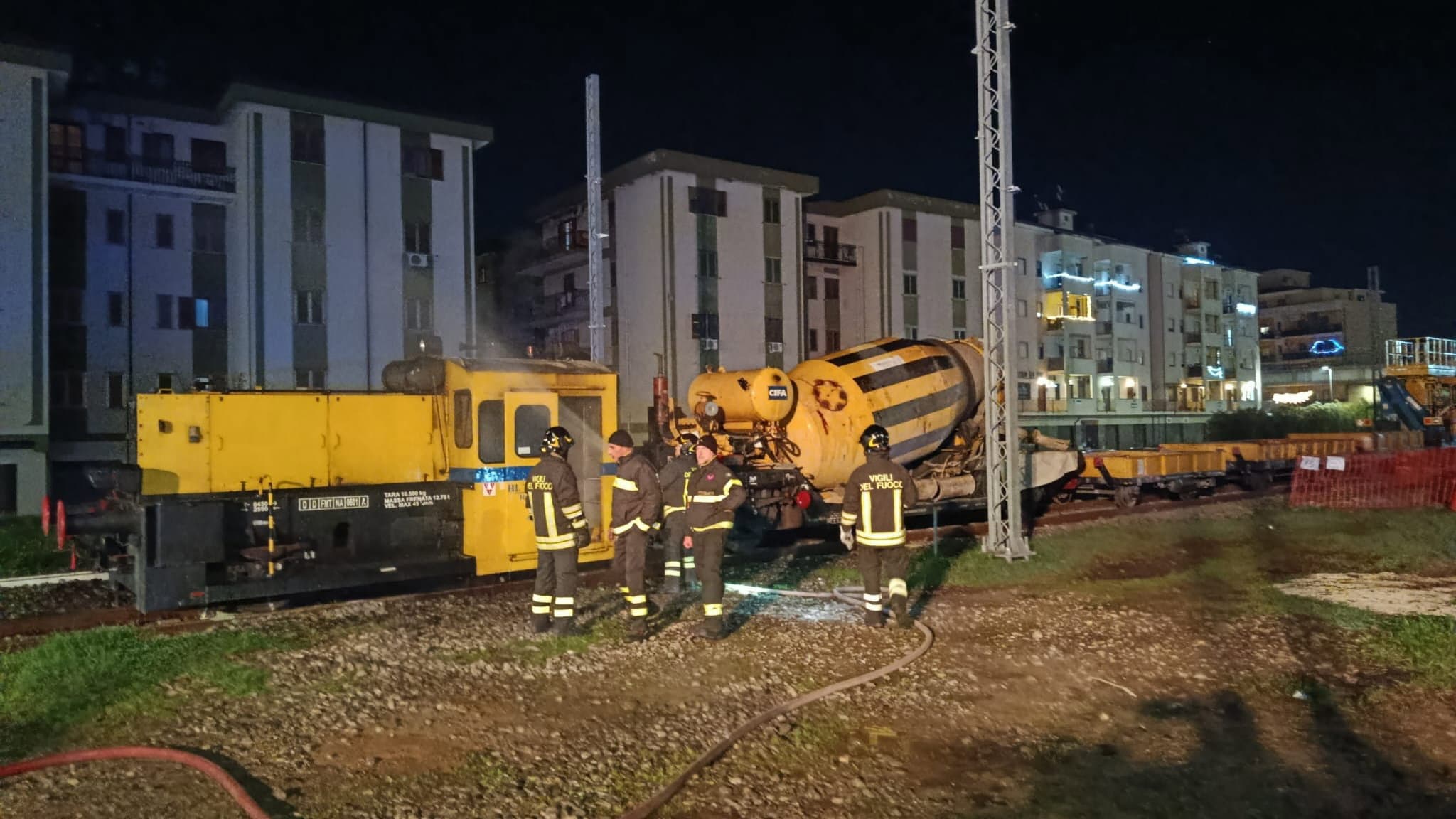 Incendio sui binari a Corigliano Scalo: in fiamme un mezzo da lavoro della linea Jonica