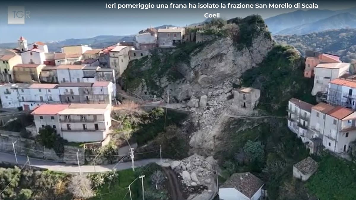 San Morello completamente isolata dopo una frana. «Da un anno c'era questo rischio, ma nessuno è intervenuto»