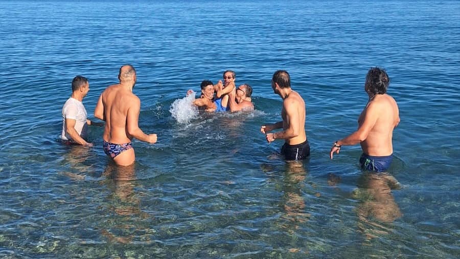 Schiavonea sfida il freddo: il mare inaugura il nuovo anno