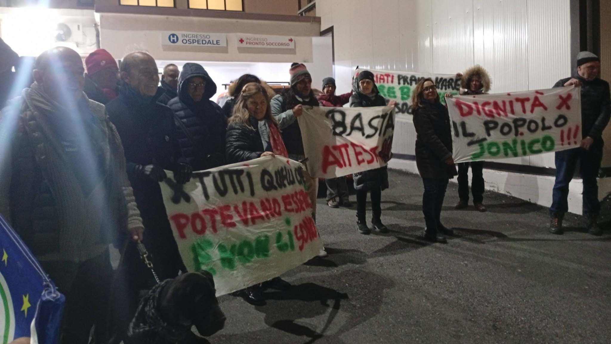 Capodanno di lotta davanti all’ospedale: Cariati non arretra sulla sanità pubblica