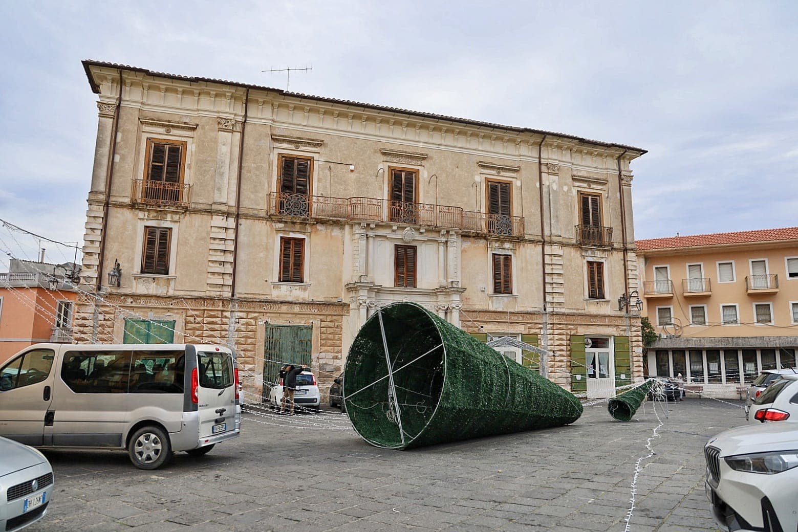 Raffiche di libeccio abbattono l’albero di Natale a Rossano centro storico