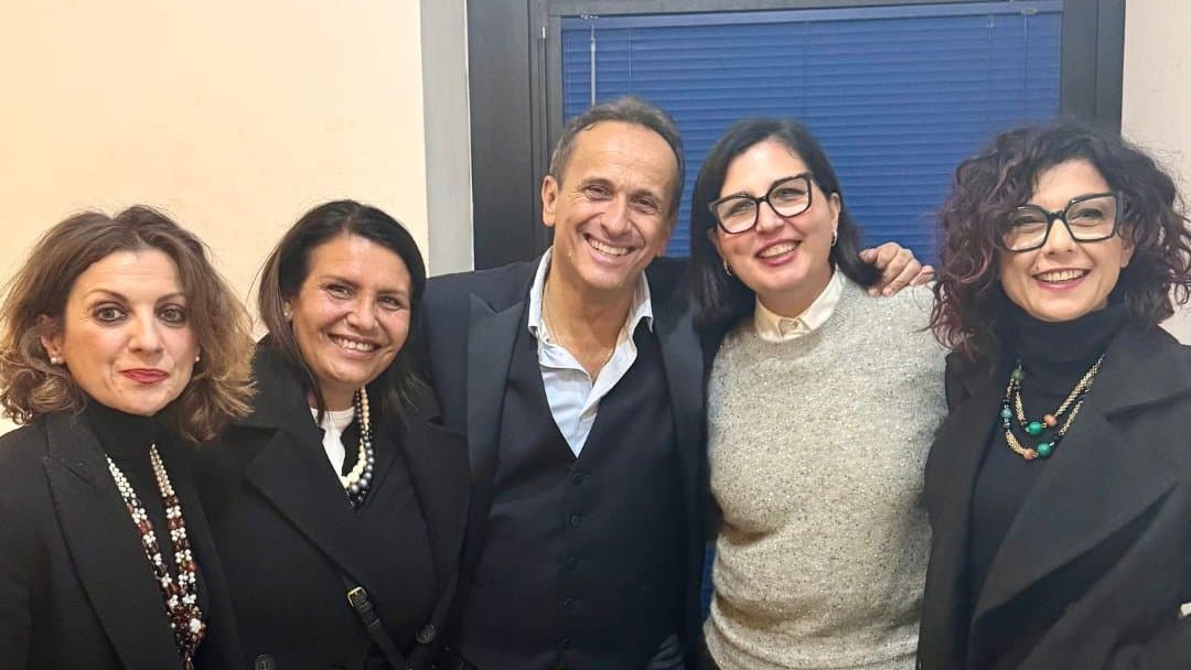 Trebisacce apre la stagione teatrale tra applausi e risate: Teatro Gatto sold out per Uccio De Santis