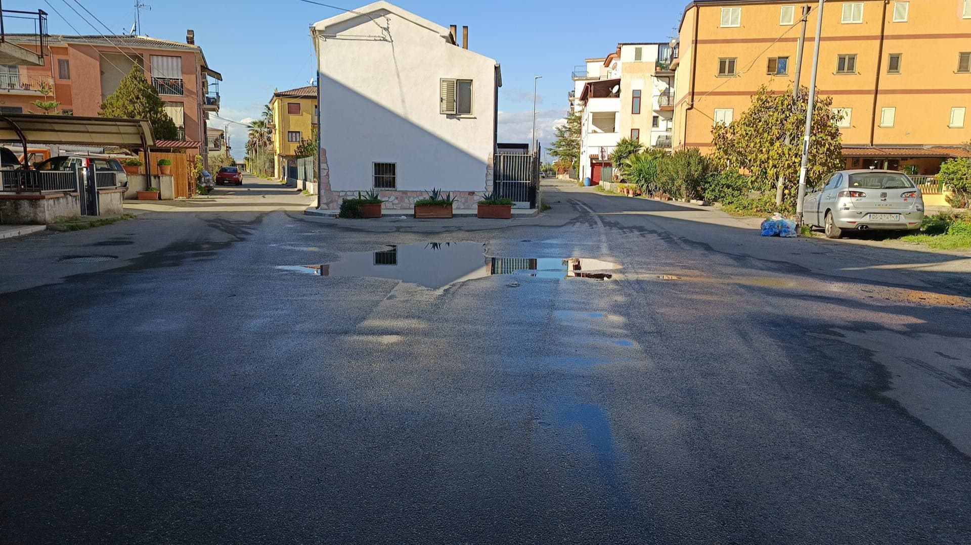 Schiavonea, via della Tramontana allagata da mesi: cittadini esasperati tra degrado e silenzi