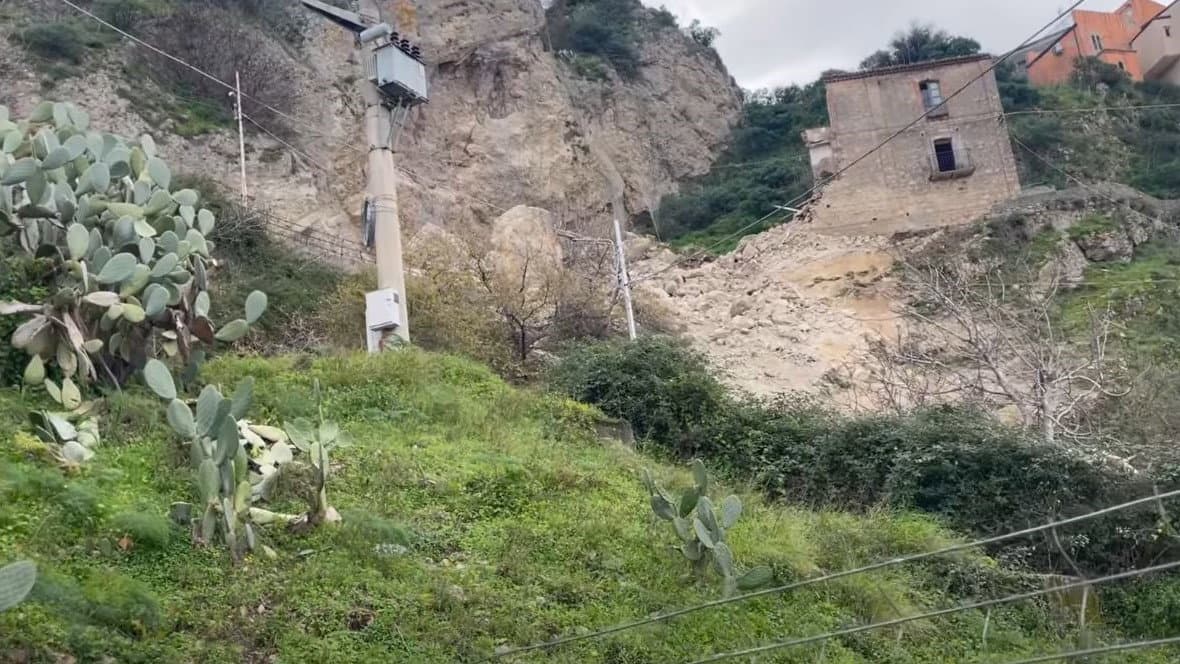 San Morello isolata da una settimana: la frana che cancella un paese e lascia sola una comunità