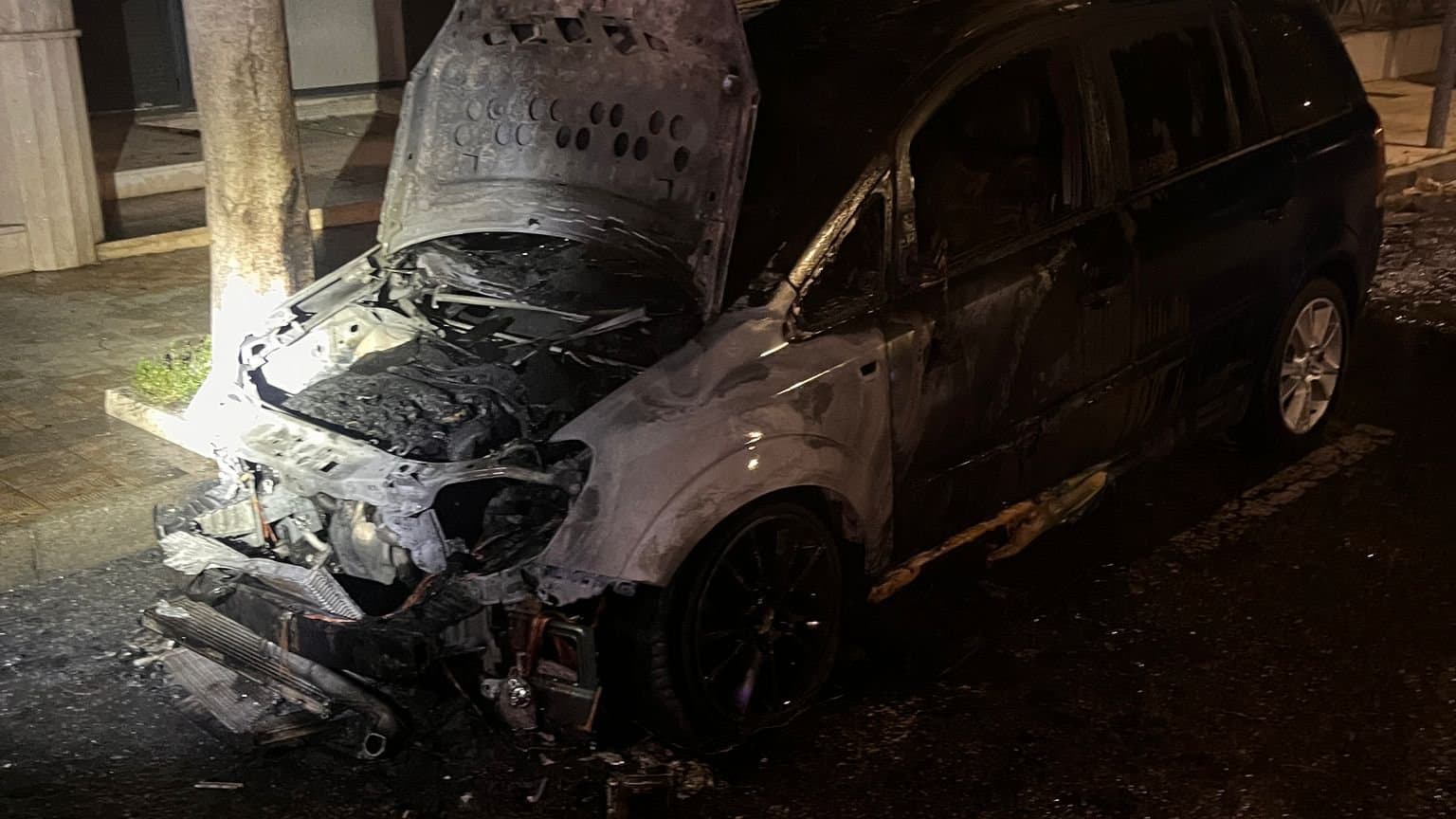 Rossano, nella notte a fuoco l'auto di un pakistano. Non si esclude il dolo