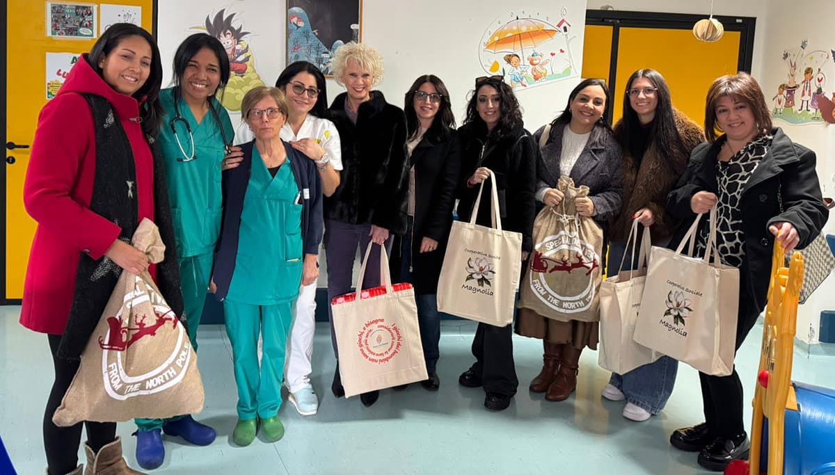Educare alla solidarietà, il Magnolia dona giochi e libri al reparto di Pediatria di Co-Ro