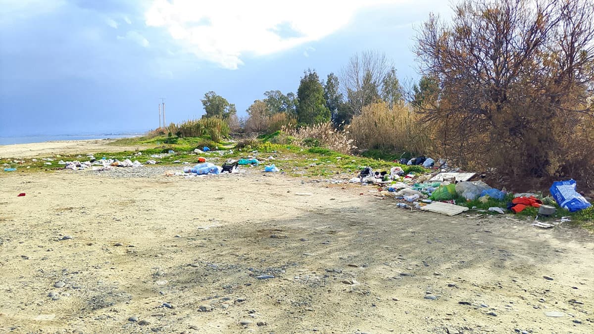 Pirro Malena, la bellezza sfregiata: spiaggia trasformata in discarica