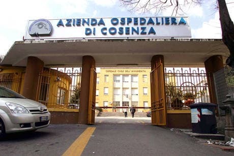 Precipita da sei metri in una struttura psichiatrica: 42enne della Sibaritide in prognosi riservata