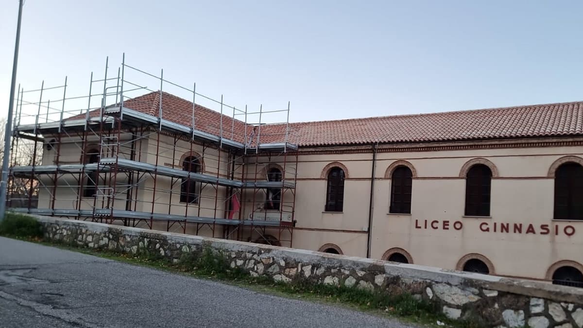 A San Demetrio liceali sul piede di guerra: «Aule gelide e bagni maleodoranti»