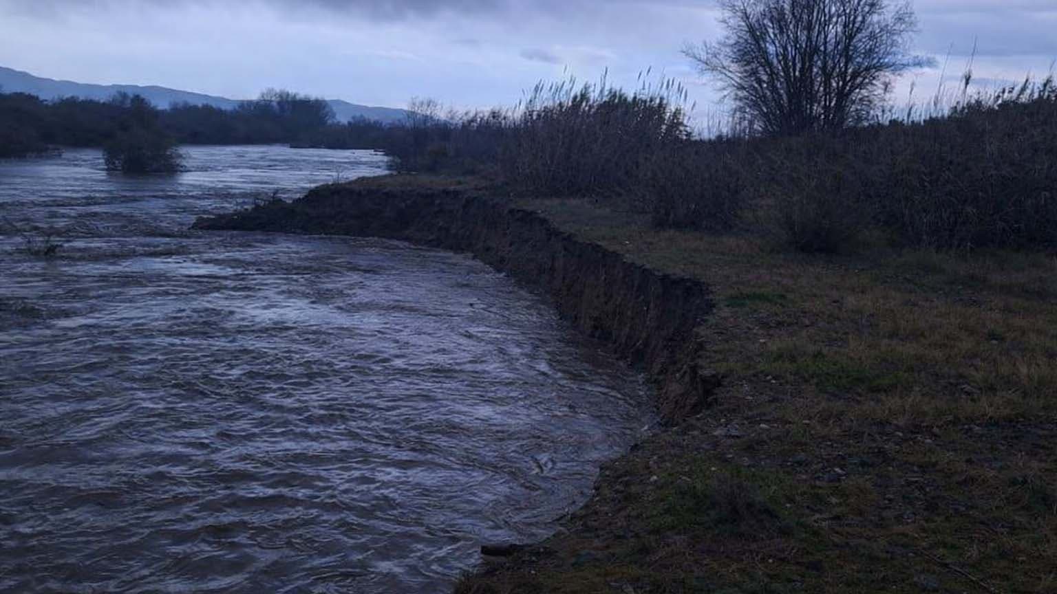Crati, la ferita si riapre: l’argine “debole” torna a cede ancora sotto la piena di queste ore