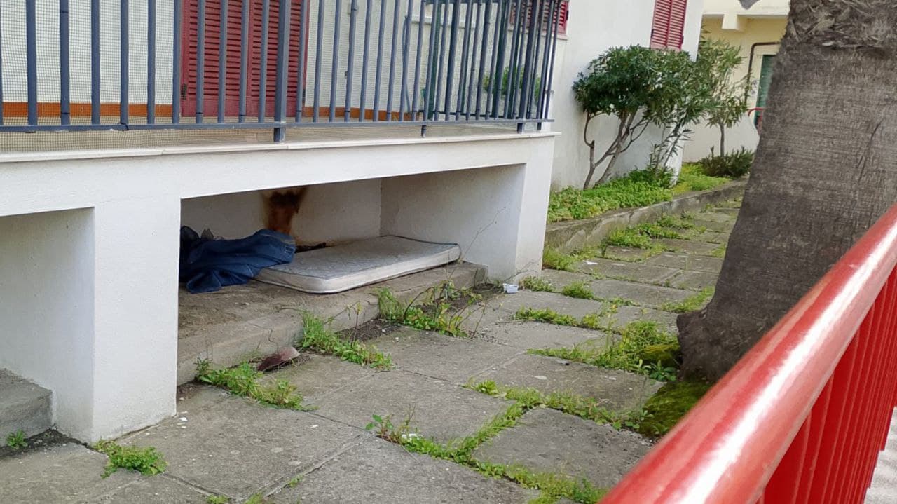 Sotto un balcone, al gelo nel 2026: la povertà invisibile che interroga Schiavonea