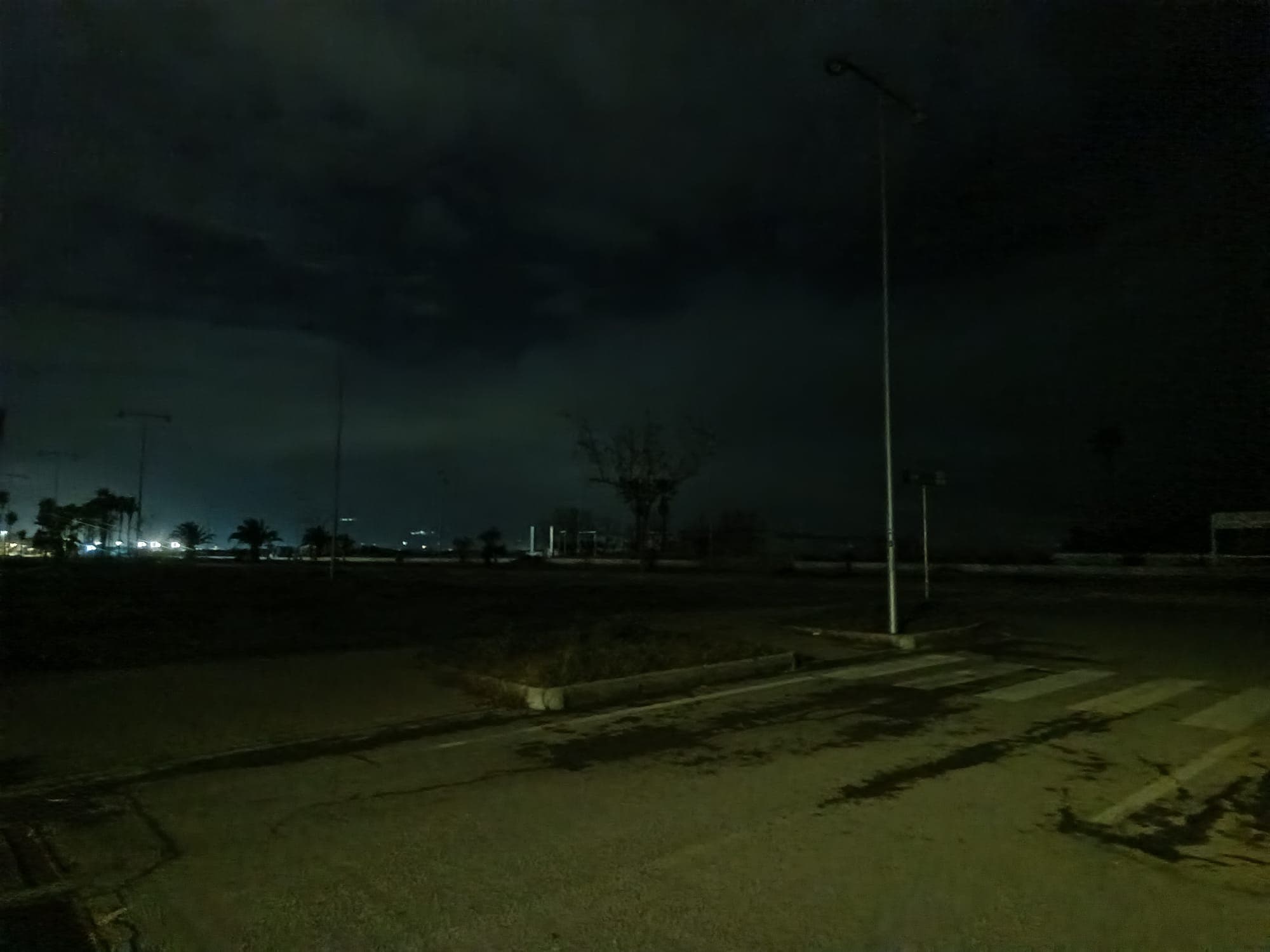 Schiavonea al buio, il lungomare nell’oscurità e la città nella paura