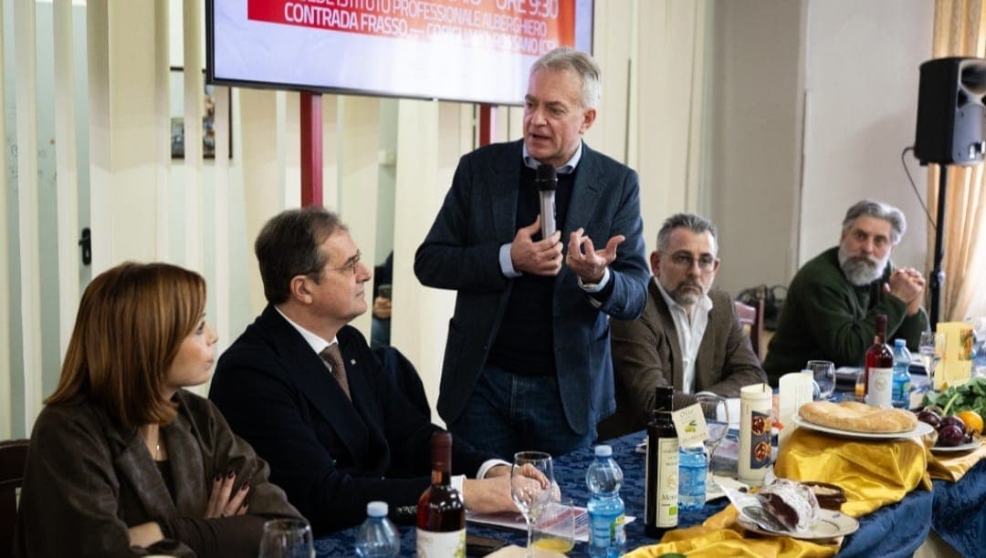 Più vini calabresi nei ristoranti e filiere locali a scuola, Gallo: «Ora dobbiamo fare lo stesso con l'extravergine»