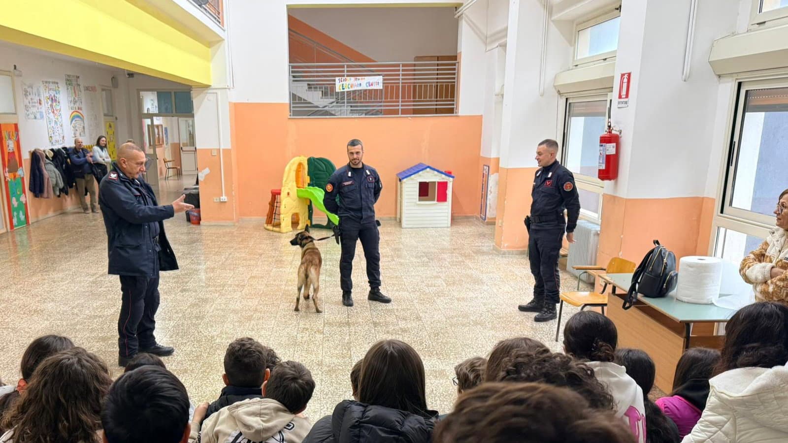 Cerchiara e San Lorenzo Bellizzi, a scuola il cane antiveleno dei Carabinieri: lezione su legalità e tutela animale