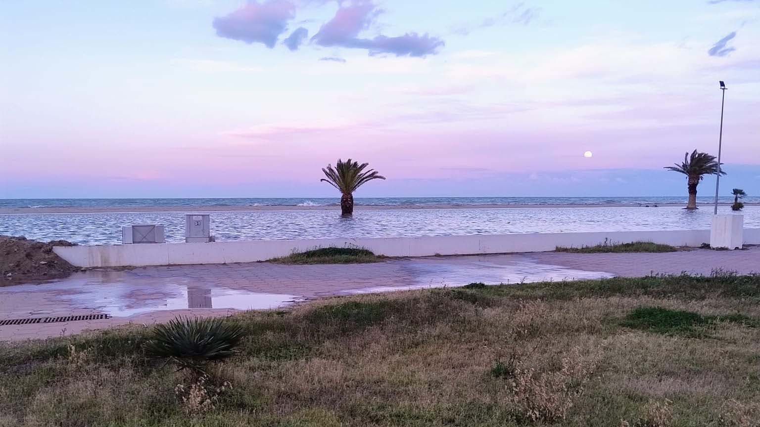 Schiavonea ancora sotto attacco del meteo: un nuovo maltempo riapre l’emergenza allagamenti