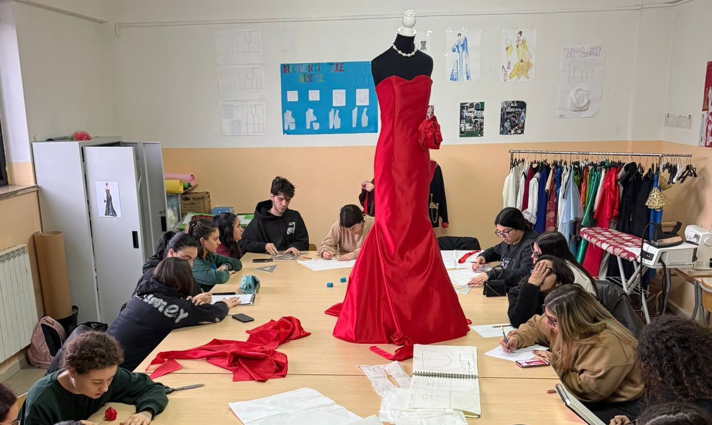 Studenti del Palma Green di Co-Ro omaggiano Valentino: nasce un abito d’alta moda