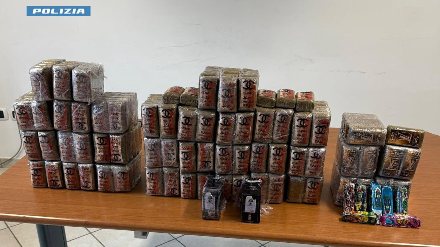 Nascondeva 34 kg di droga nella scatole di Chanel: arrestato autotrasportatore