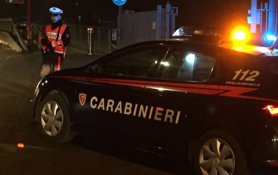 Assalto notturno al bar della stazione di servizio: vetrata distrutta e fuga con poche decine di euro