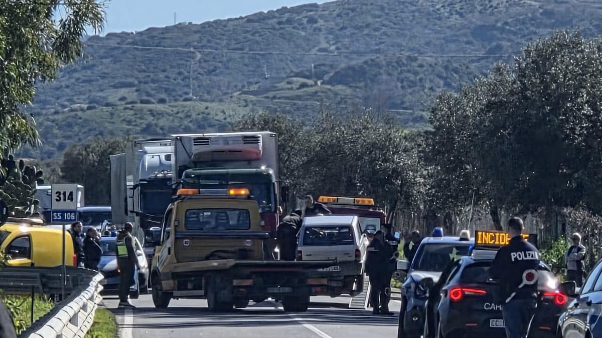 Pietrapaola, incidente sulla SS106: traffico bloccato e lunghe code