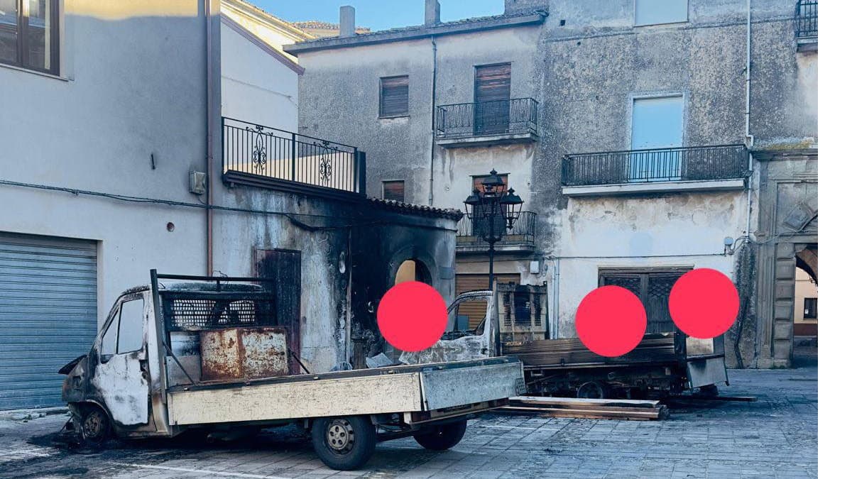 Terranova da Sibari, incendio ai mezzi della ditta che lavora al Castello feudale: indagano i Carabinieri