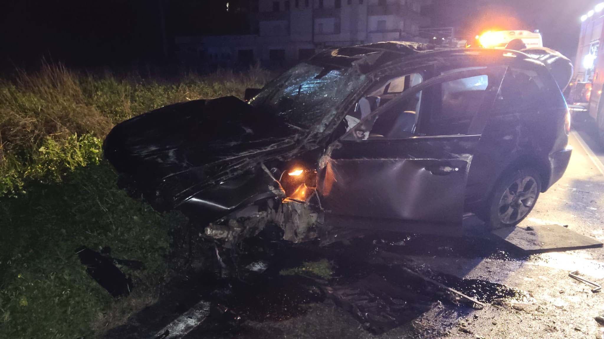 SS106, schianto nella notte tra Mirto e Calopezzati: distrutto un SUV con tre giovani a bordo