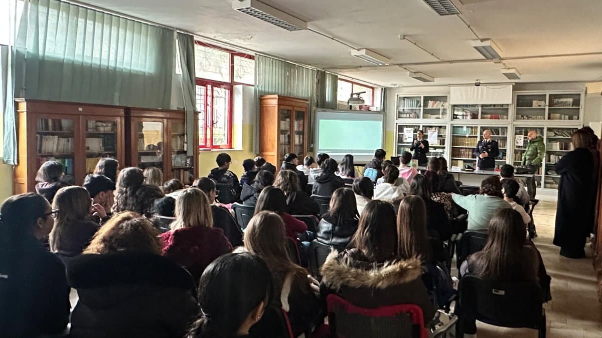 Castrovillari, polizia incontra studenti su bullismo e cyberbullismo: prevenzione e strumenti digitali