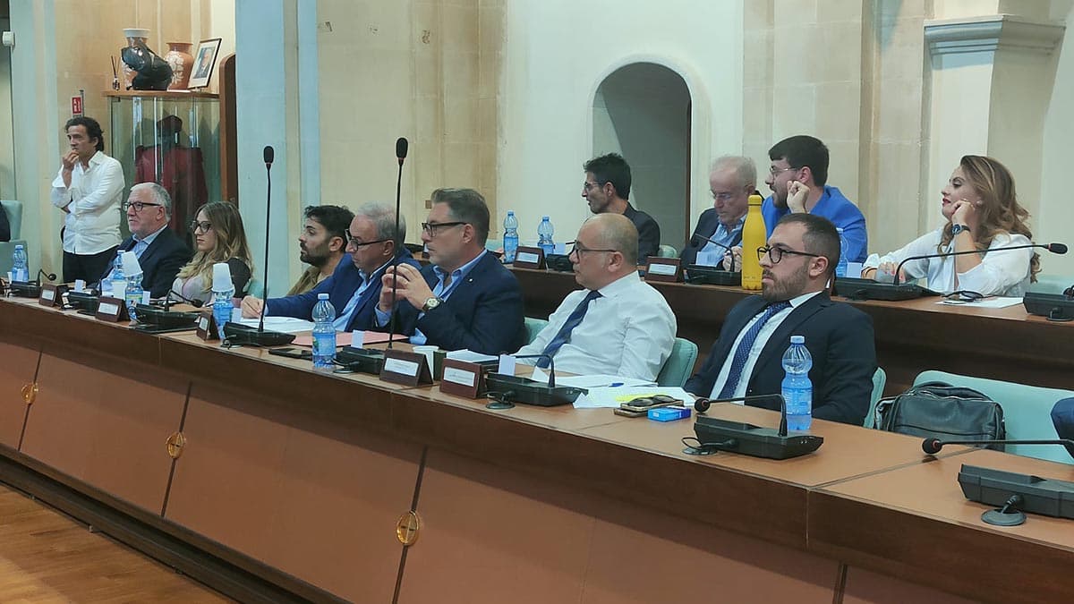 Caso Crati: 8 milioni fermi e 800 mila euro non rimborsati, tensione politica a Corigliano-Rossano