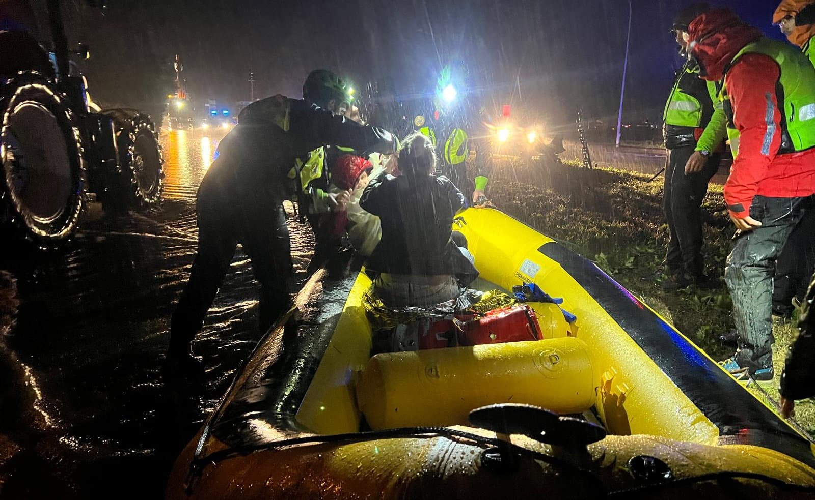 Sibari, case e strade allagate per l’alluvione: volontari in prima linea nell’emergenza Crati
