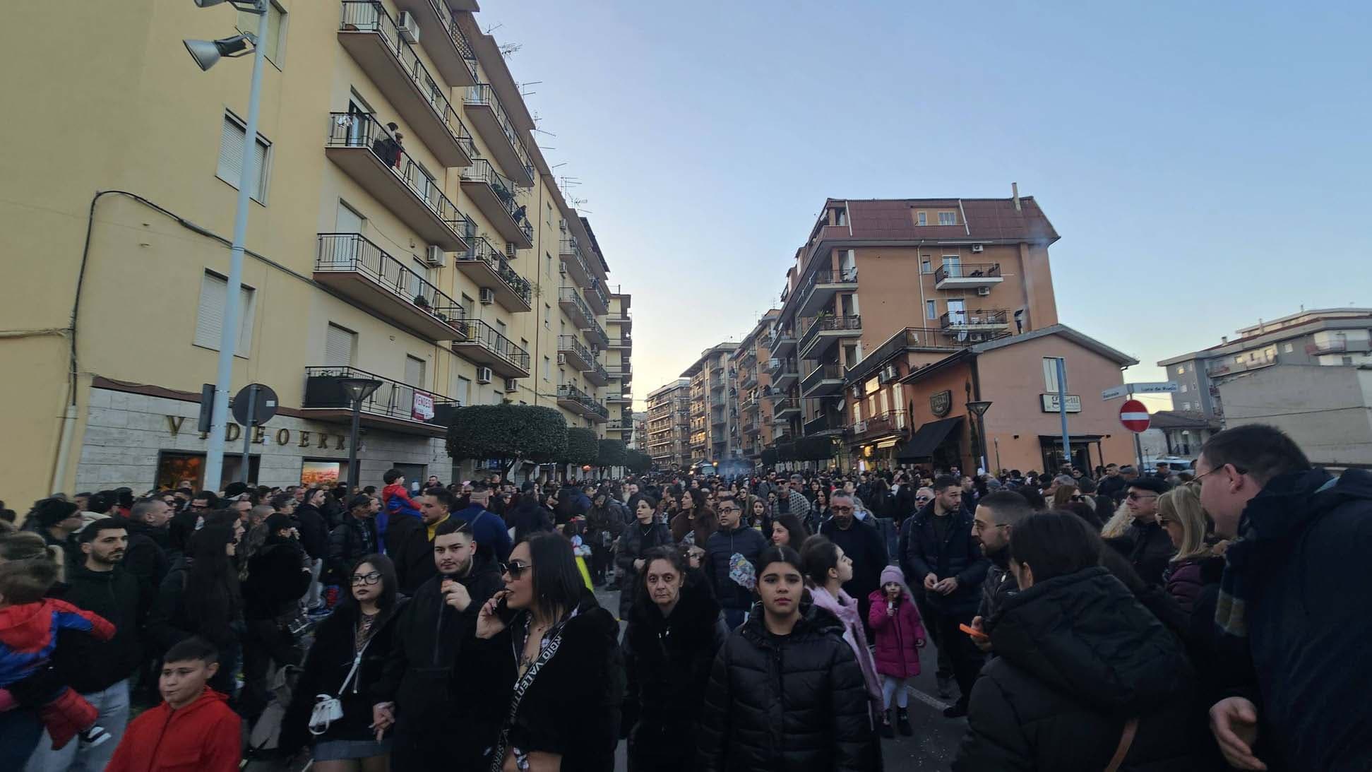 Carnevale, la città risponde: migliaia in strada tra festa e ripartenza
