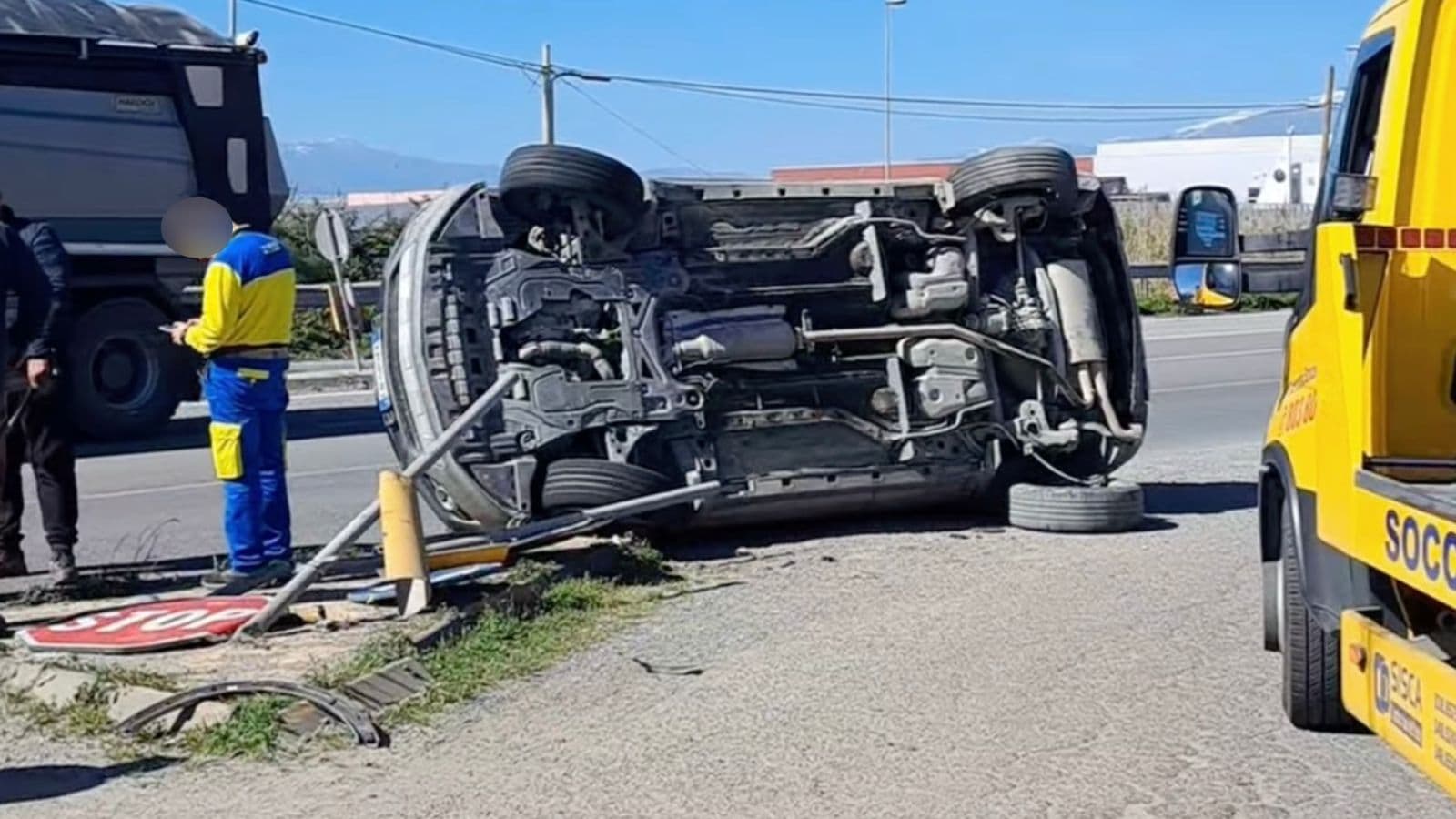 Rocambolesco incidente sulla Statale 106: auto si ribalta dopo lo scontro con un furgone