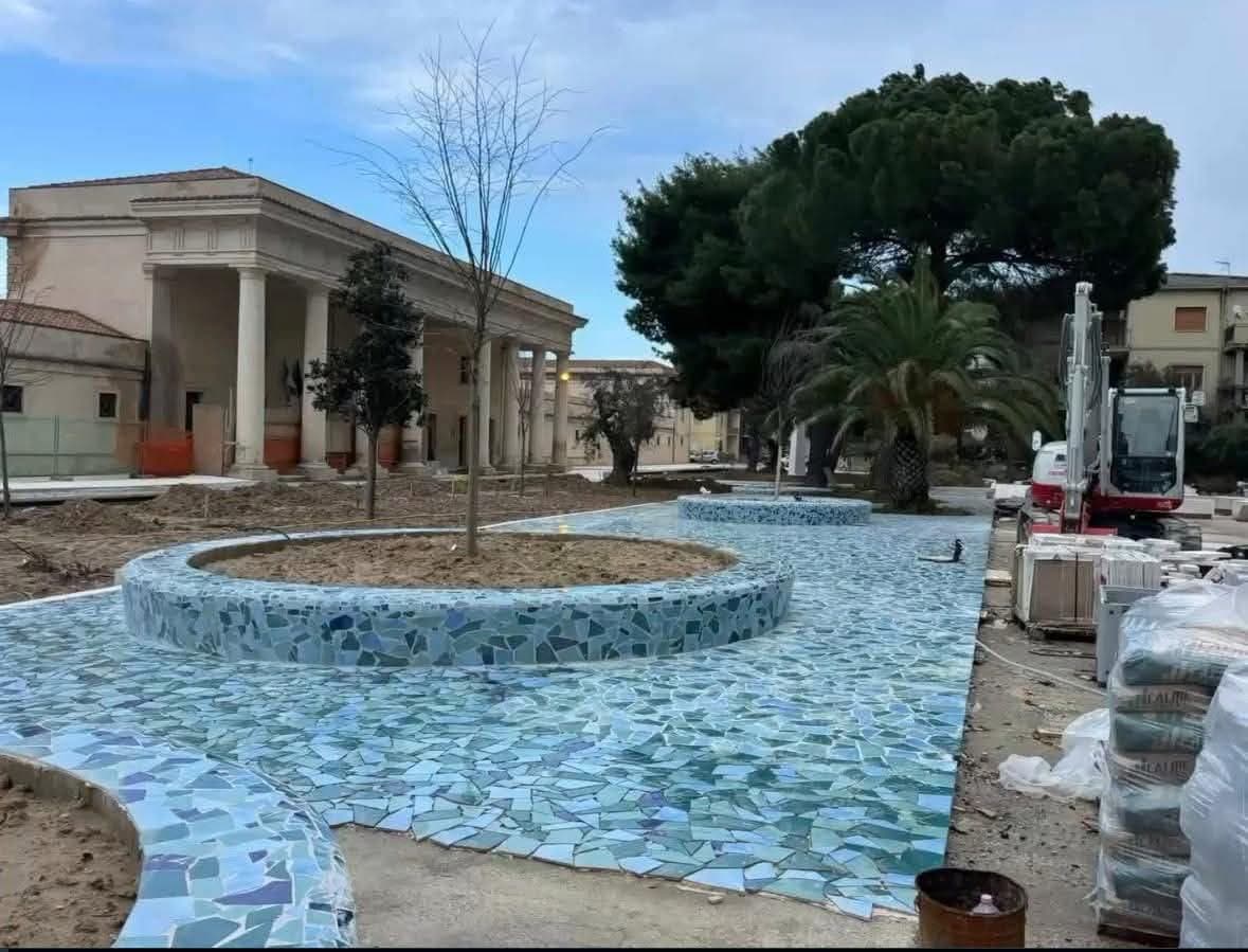 Piazza di Schiavonea, è già polemica sul colore delle mattonelle