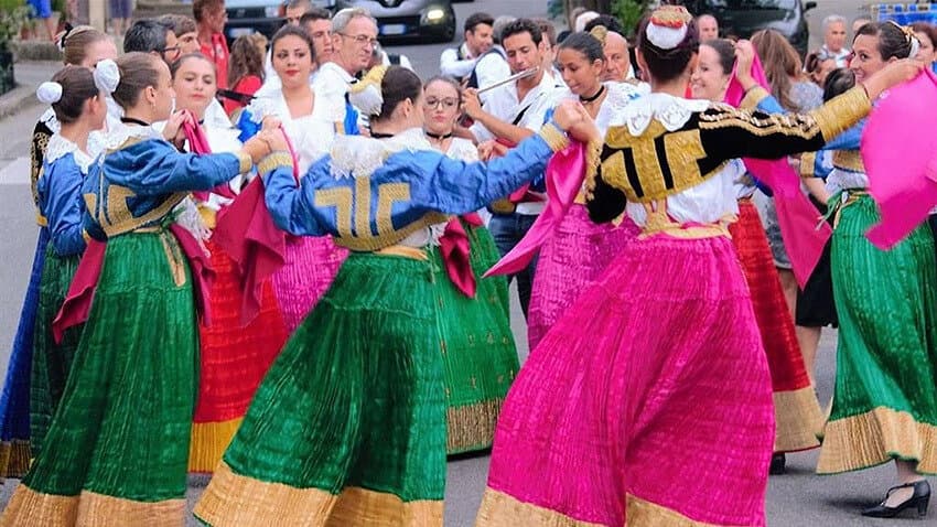 Frascineto, tornano le Vallje arbëreshë per la Pasqua : giornate di riti e folklore nel borgo del Pollino