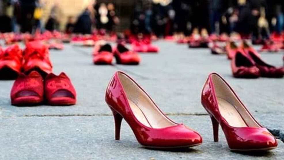 Corigliano-Rossano si colora di rosso: la scarpetta simbolo contro la violenza sulle donne