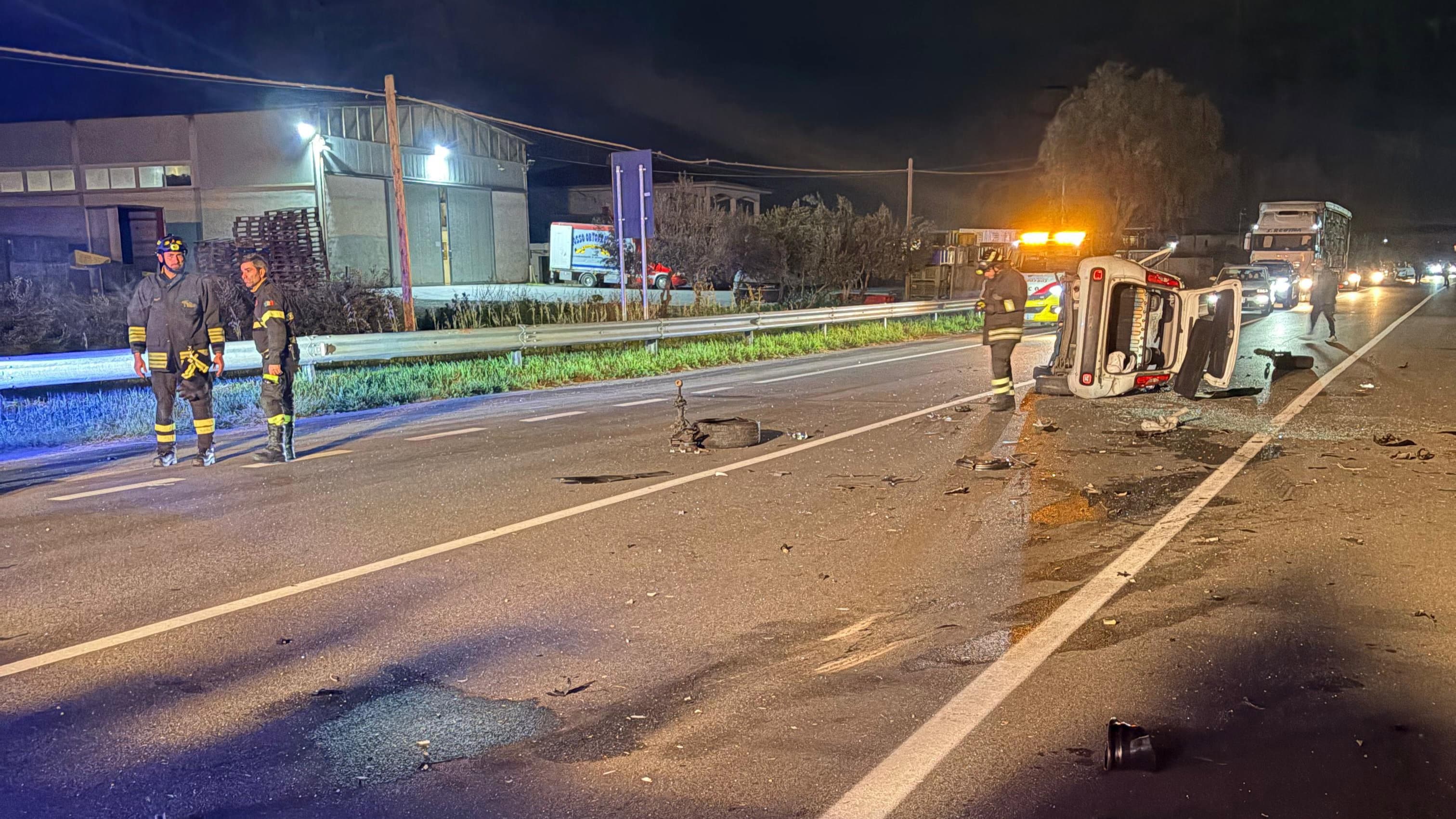 SS106, violento schianto a Toscano Joele: tre veicoli coinvolti, auto ribaltate