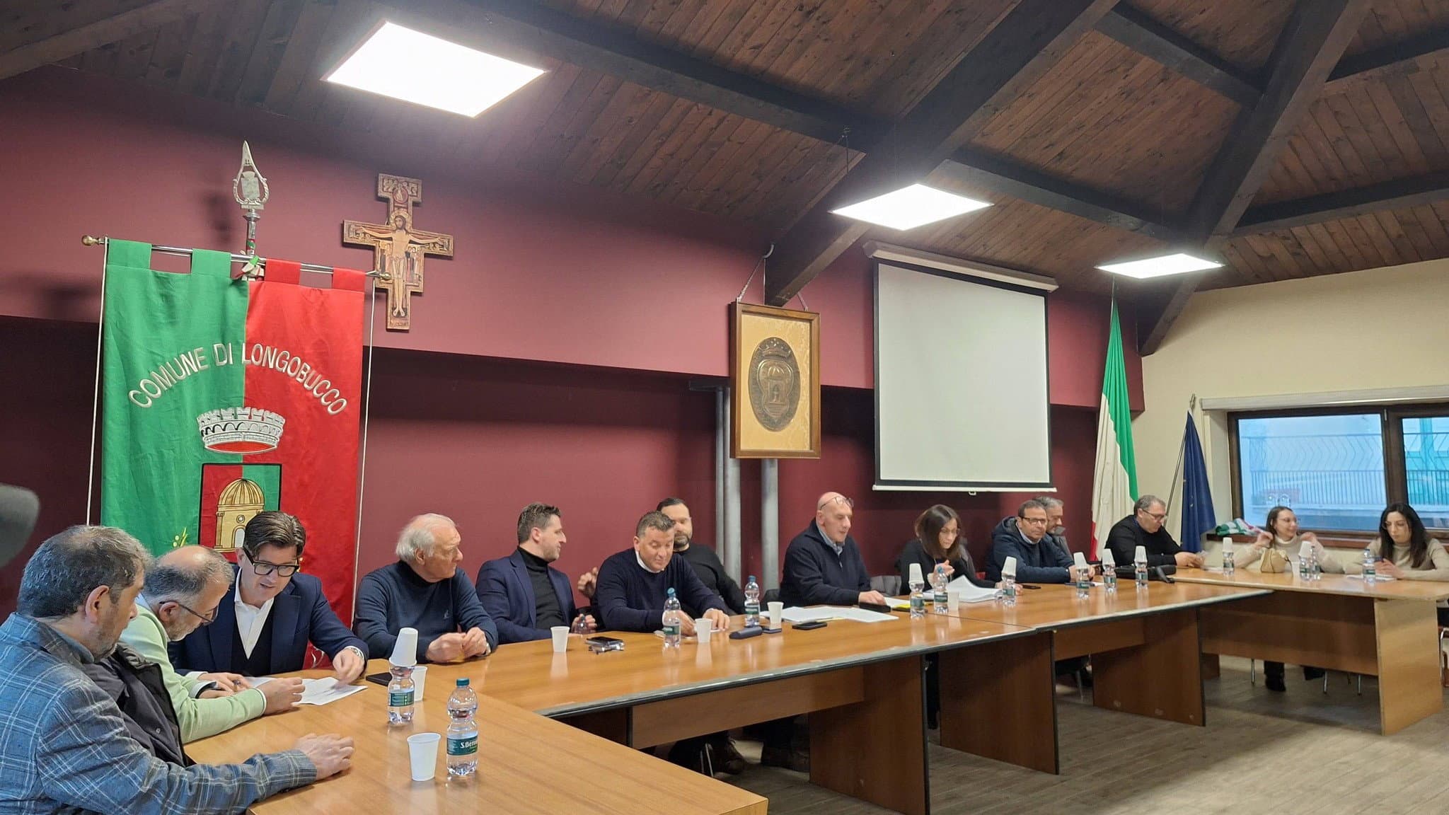 Sila-Mare, il consiglio aperto finisce nel caos: sindaci lasciano l’aula tra polemiche e campanilismo