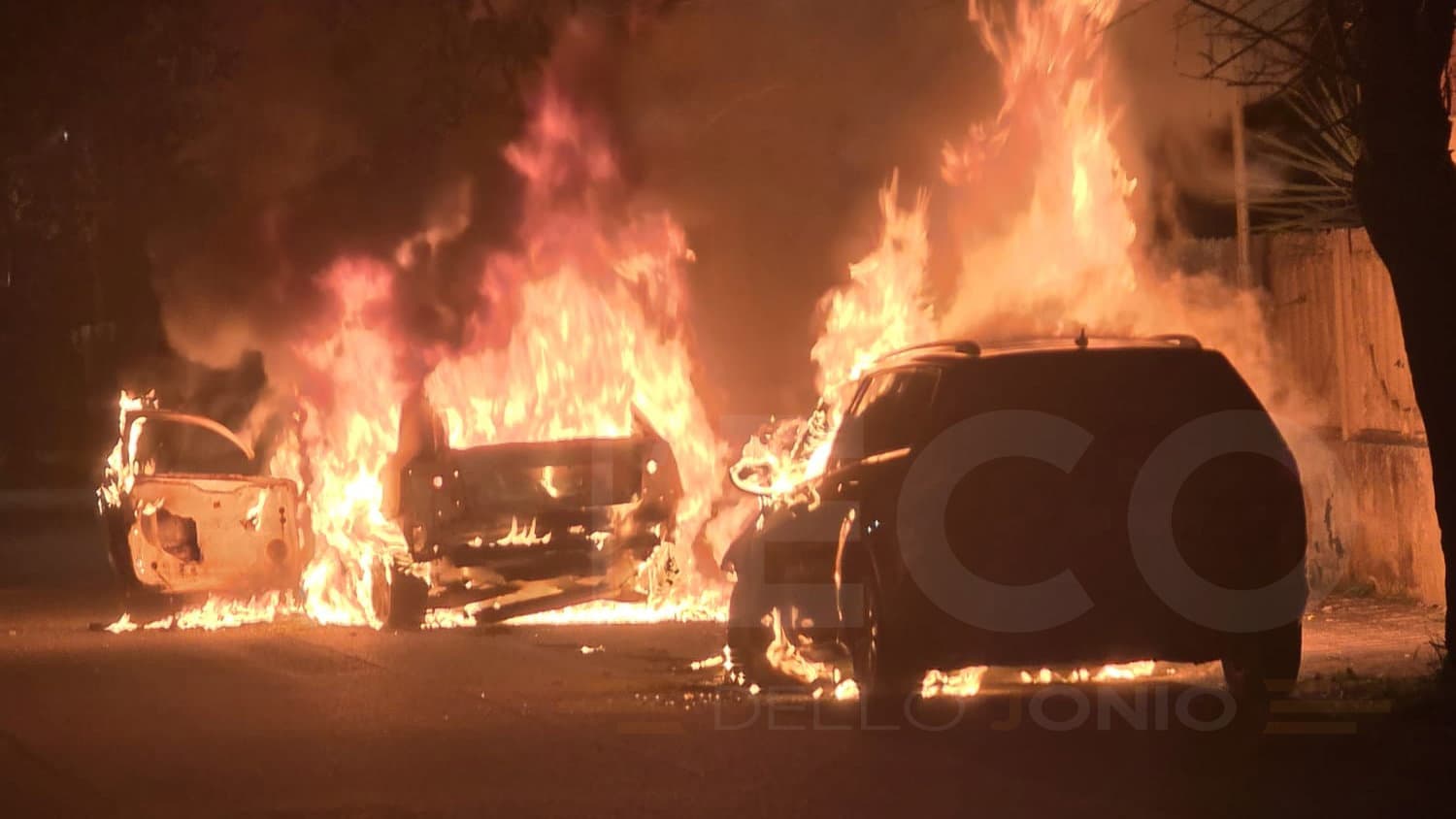 Auto incendiate a Pietrapaola Mare, si segue la pista dolosa