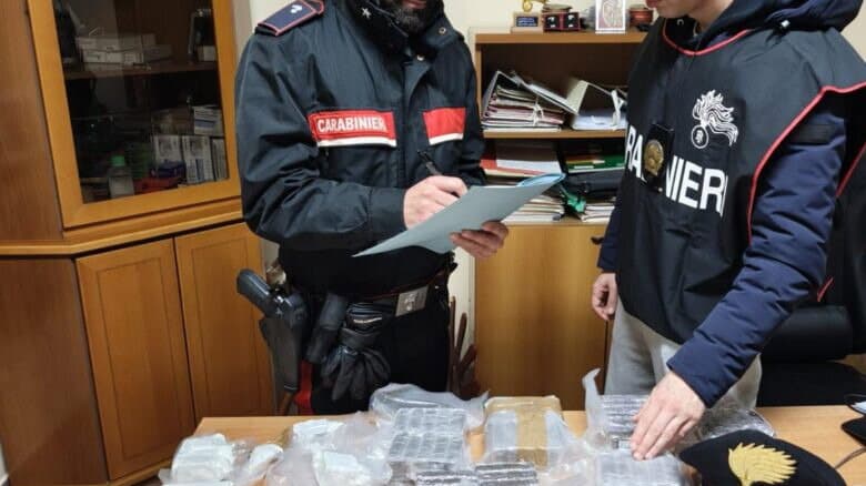 Droga nascosta in valigia: arrestato giovane a Castrovillari con oltre 9 kg di stupefacenti