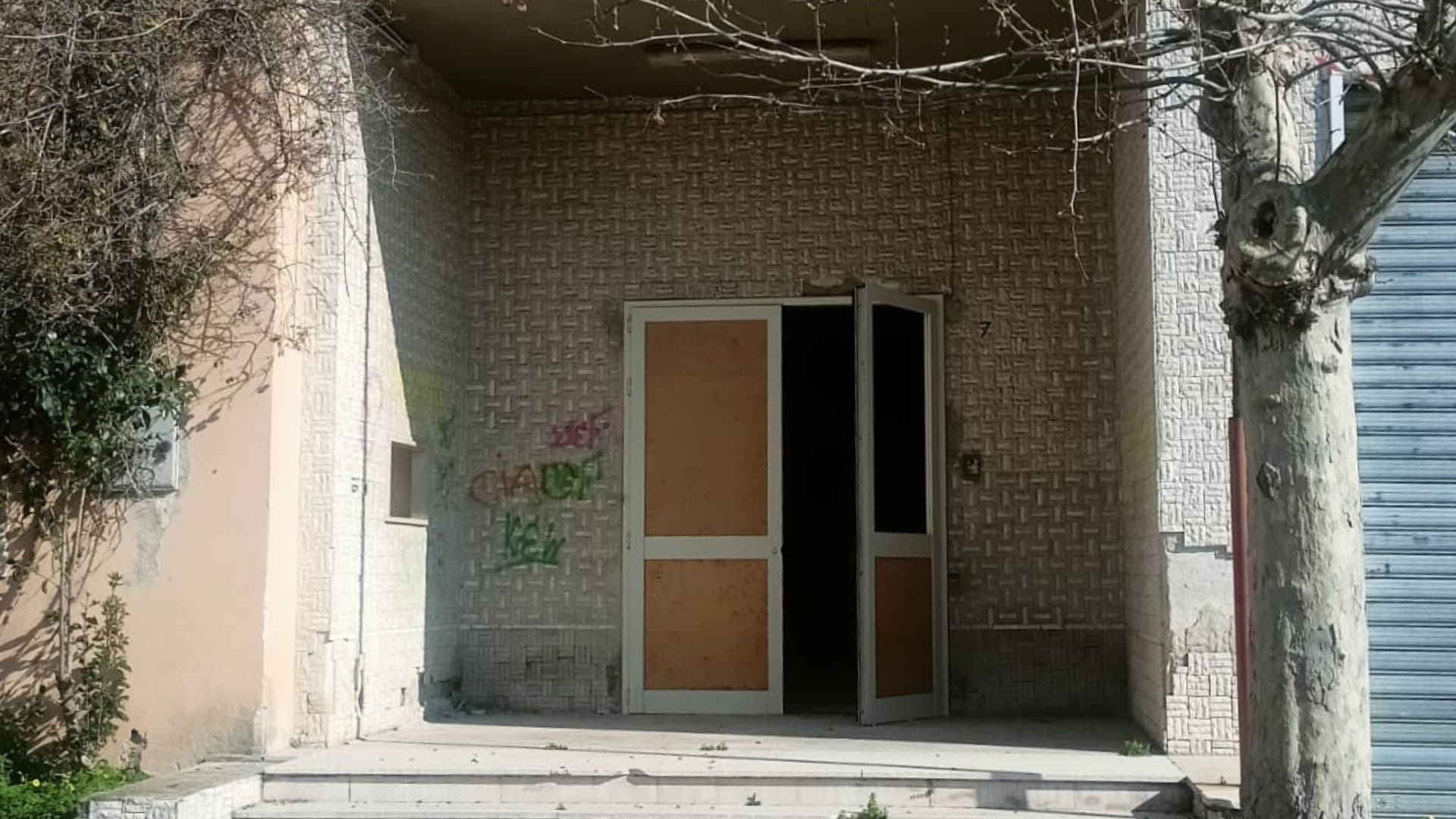 Ex caserma dei vigili del fuoco abbandonata: ancora atti vandalici. Si temono occupazioni abusive