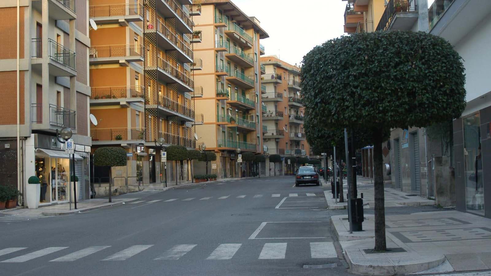 Disabile aggredito da un gruppo di stranieri in una città vuota. Il problema non sono i controlli ma le regole (inefficaci)