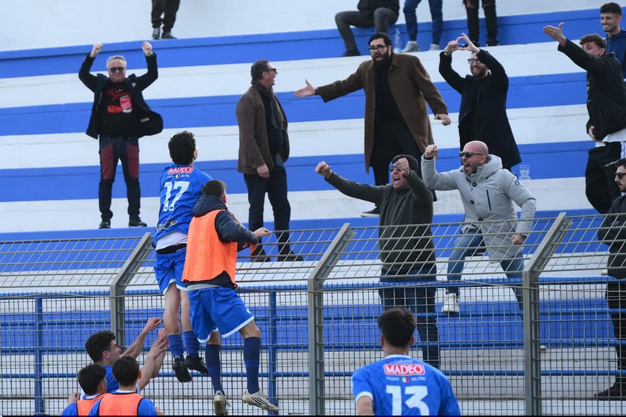 Il gol, lo sguardo e la dedica: Vincenzo Basile emoziona il “Città di Corigliano”