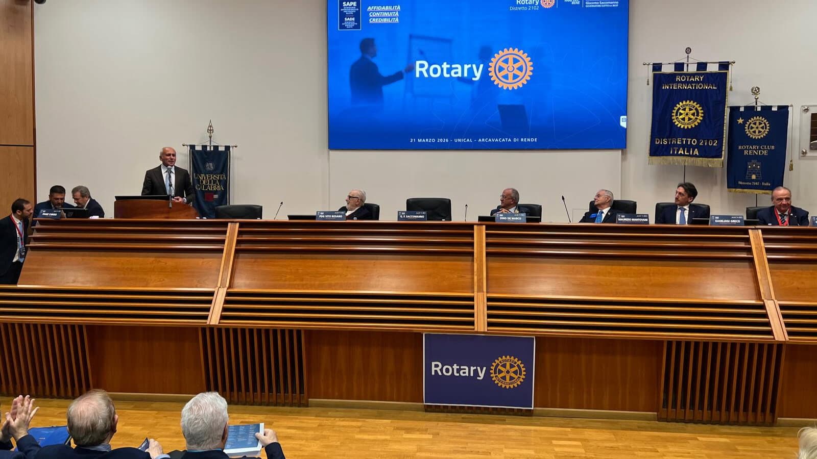 Rotary club calabresi riuniti all’Unical: il sindaco Franz Caruso sottolinea sinergia e supporto alla città