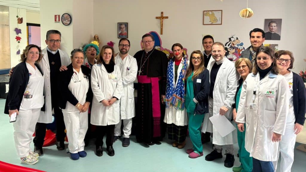 L’Arcivescovo Aloise in visita all’ospedale “Compagna” di Co-Ro: parole di speranza tra i reparti