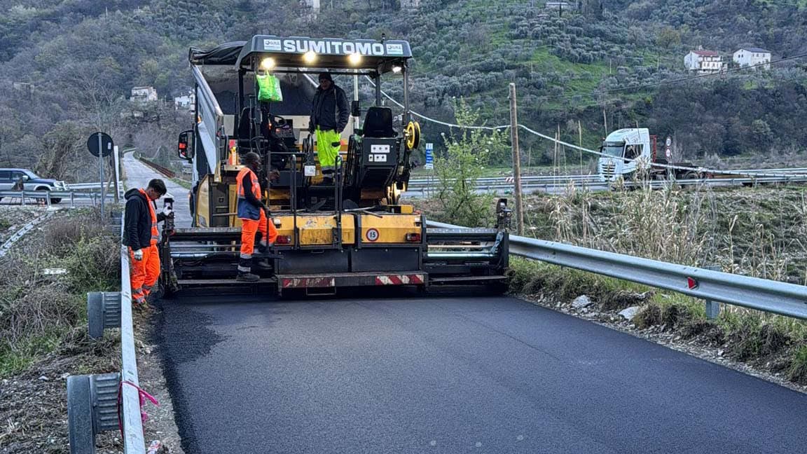 Longobucco, dopo 40 anni rifatta la Destro–Manco: nuova pavimentazione e traffico regolare