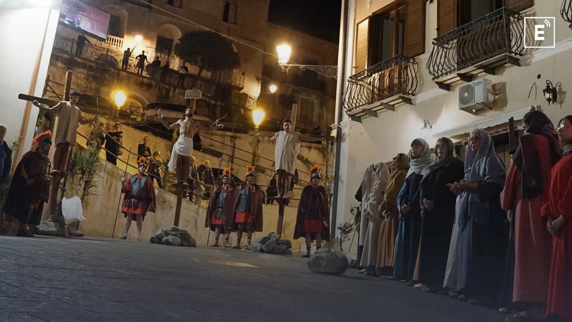 Un sepolcro che si apre e restituisce vita al centro storico: ritorna il Risorto
